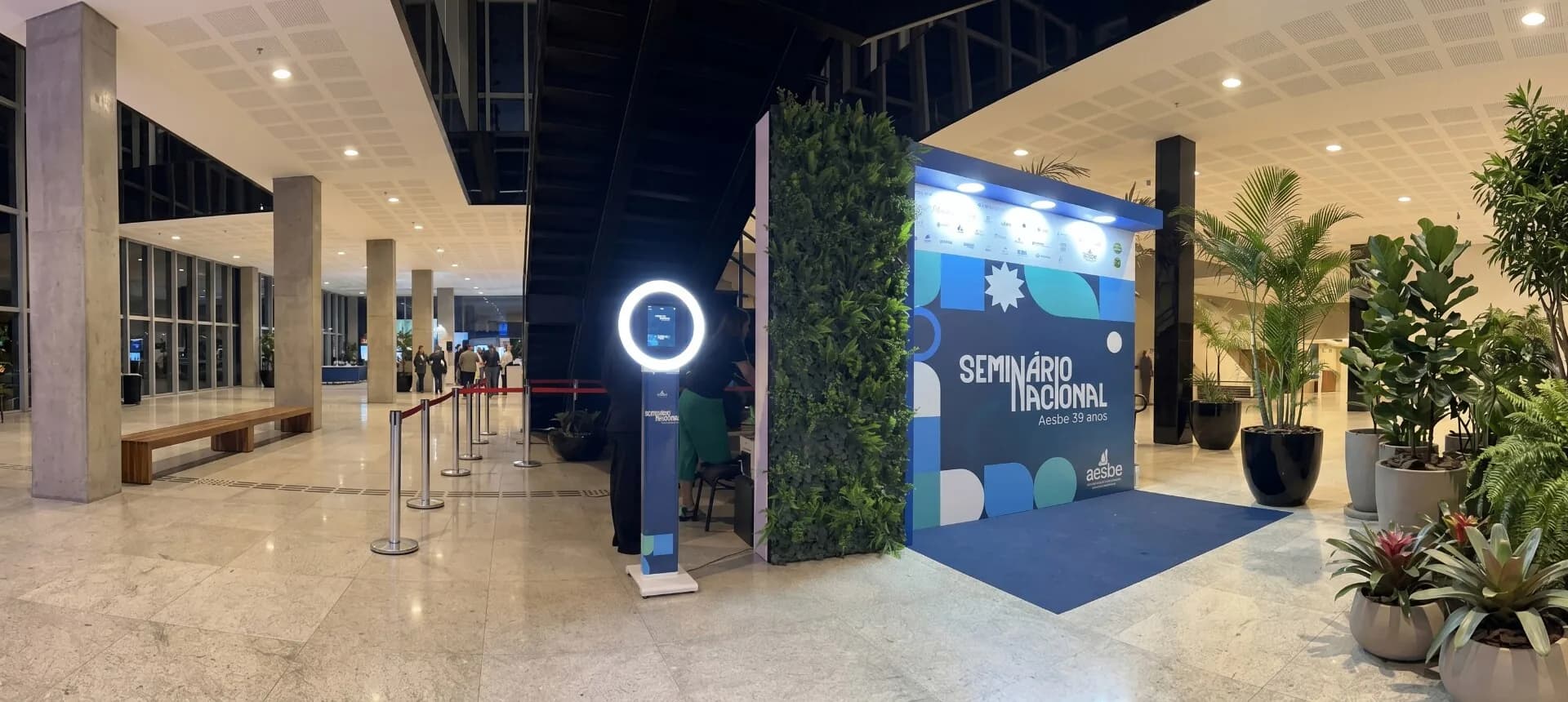 Convidados interagindo com ativação da Mais Intterativa em evento corporativo